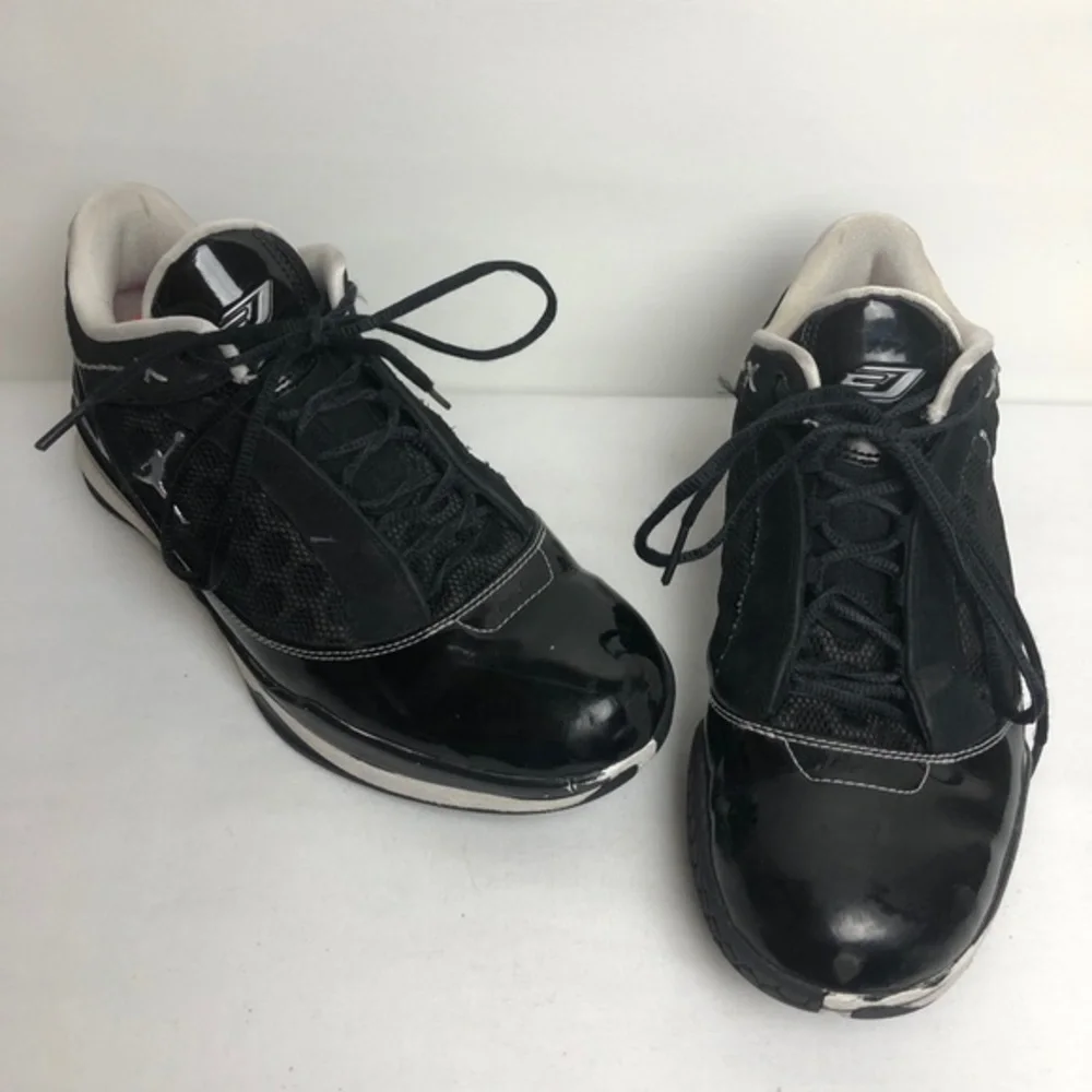 Air Jordan Black & White Sneakers Shoes ((Size 8))